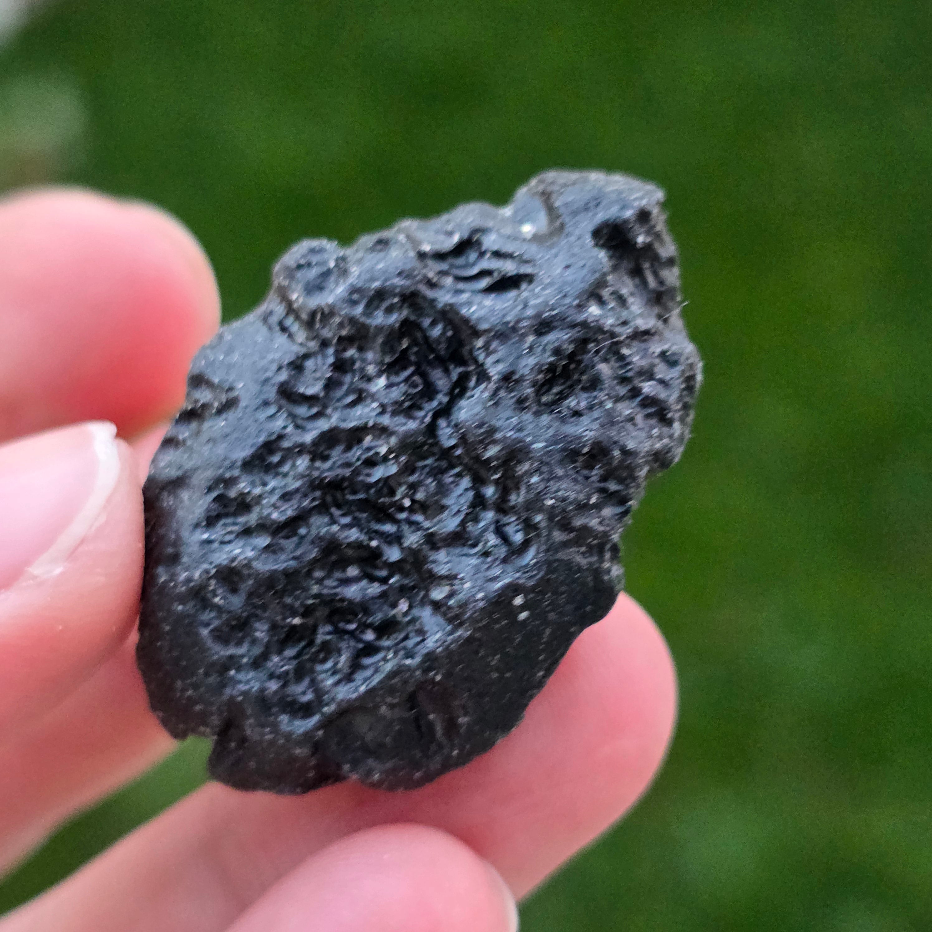 Tectita neagra, meteorit piatra bruta, tektit m5