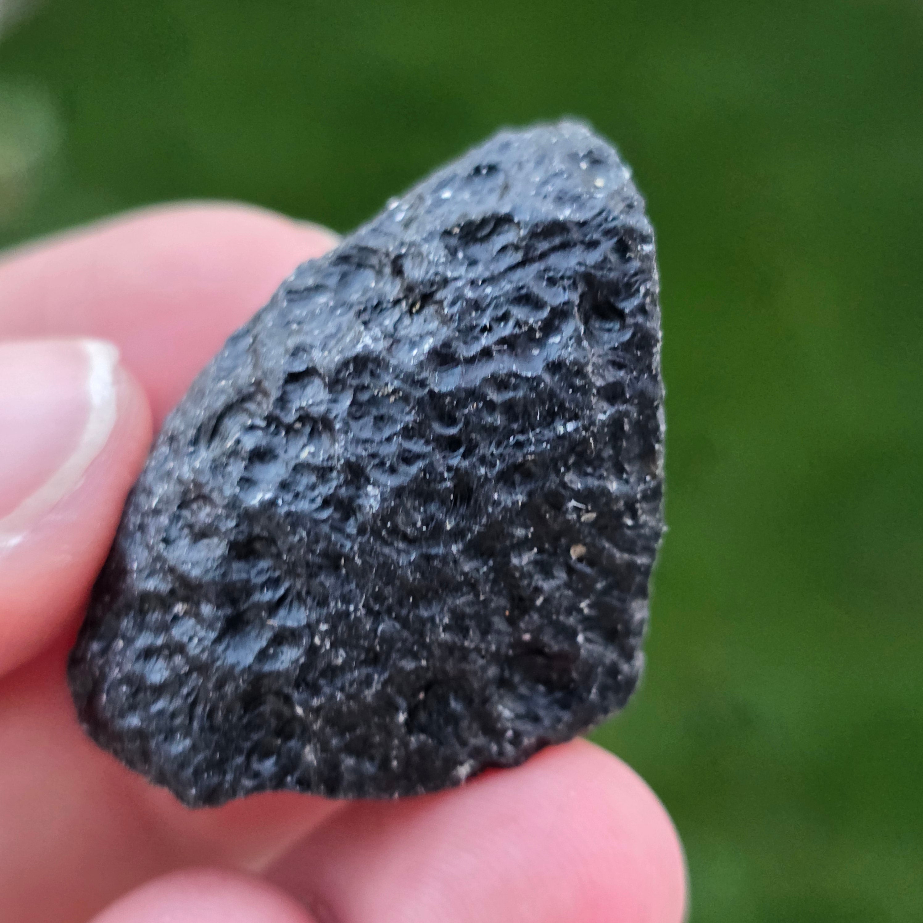 Tectita neagra, meteorit piatra bruta, tektit m6