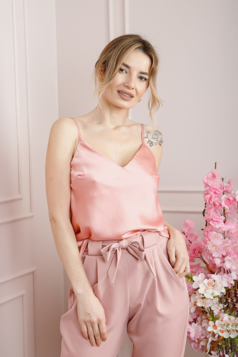 Top roz piersica cu aplicatie din dantela pe bust
