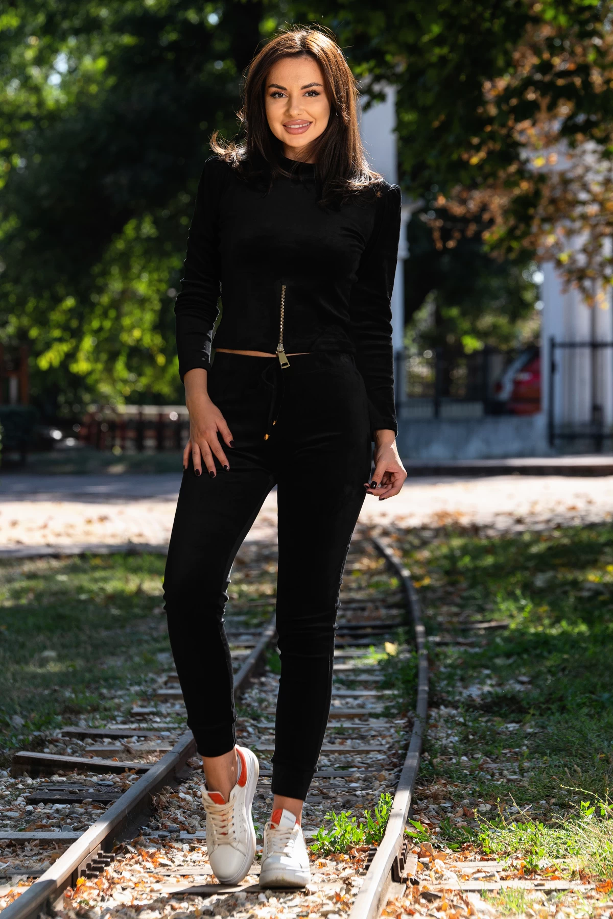 Trening cambrat negru din catifea cu umeri buretati - poza 1