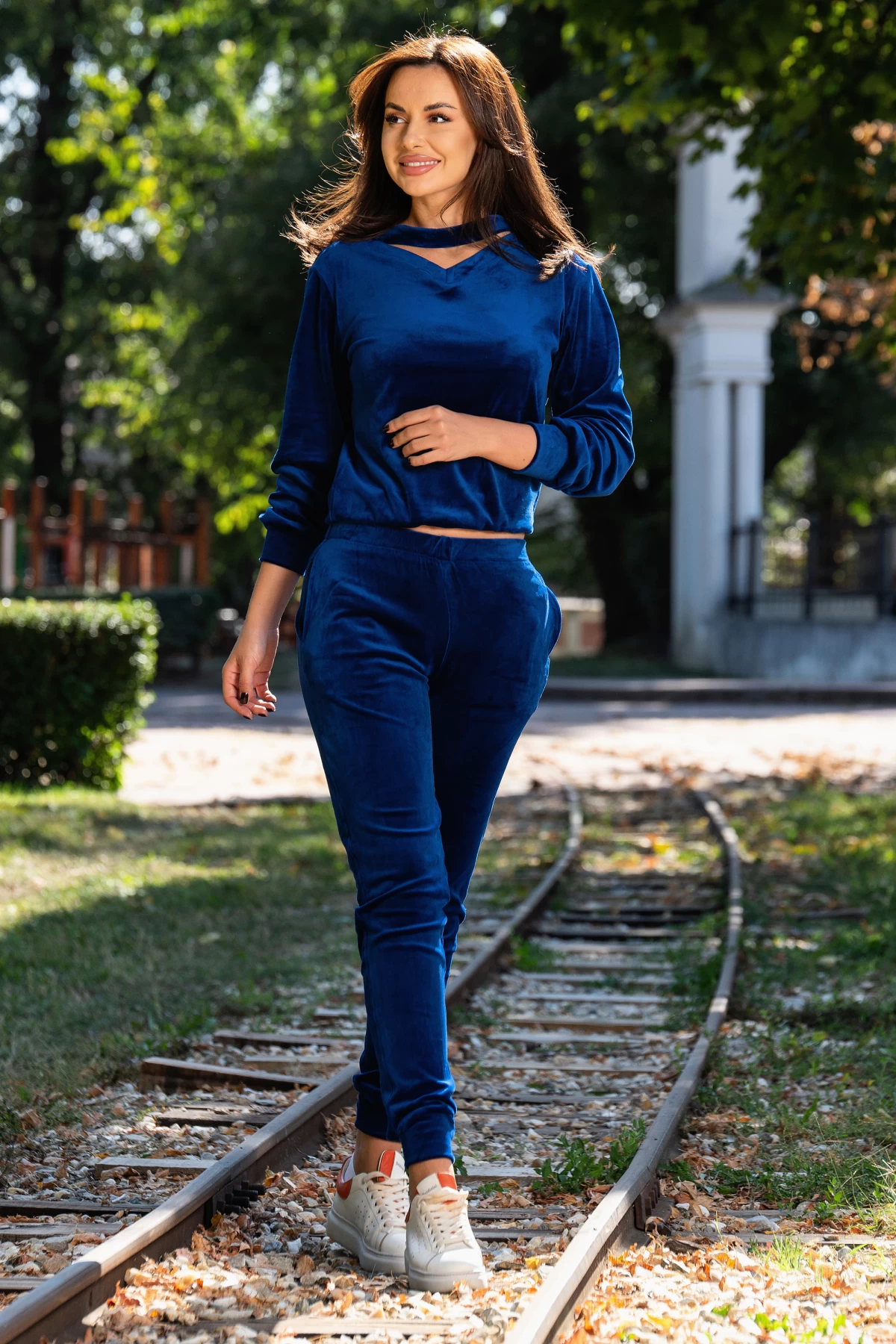Trening din catifea royal Priscilla cu banda in jurul gatului - poza 3