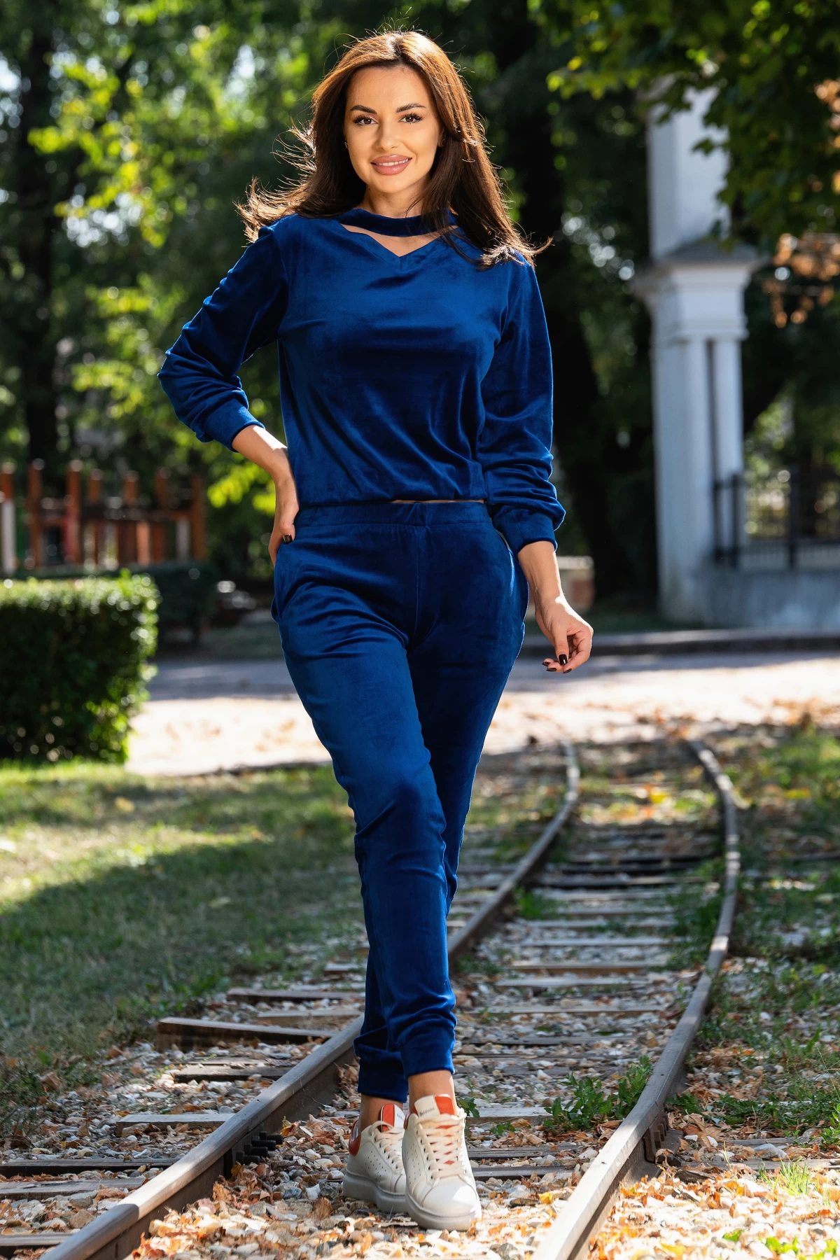 Trening din catifea royal Priscilla cu banda in jurul gatului - poza 4