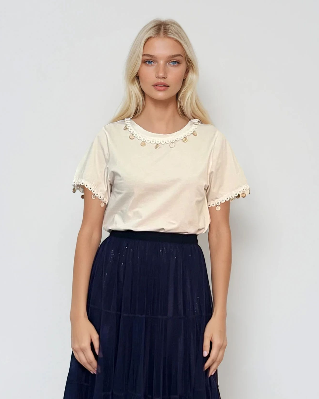 Tricou cu decolteu croșetat și bănuți alb - S/M