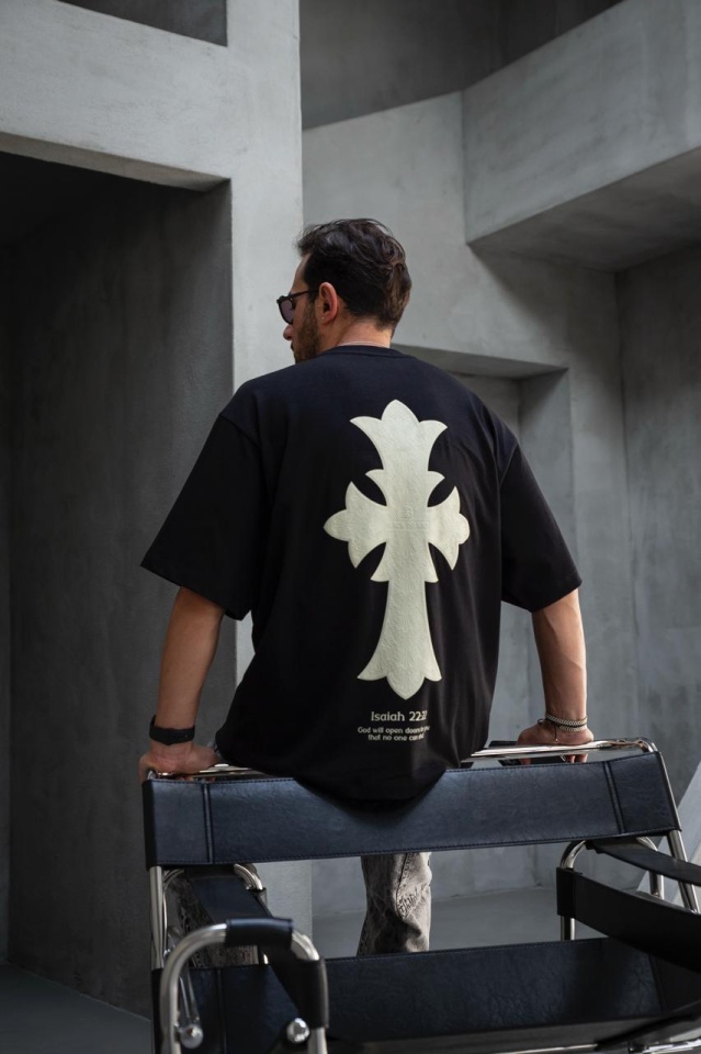 TRICOU OVERSIZE CU PRINT CRUCE SI DESIGN SPATE ISAIAH BLACK TSBI17(1889) (MĂRIME: S)
