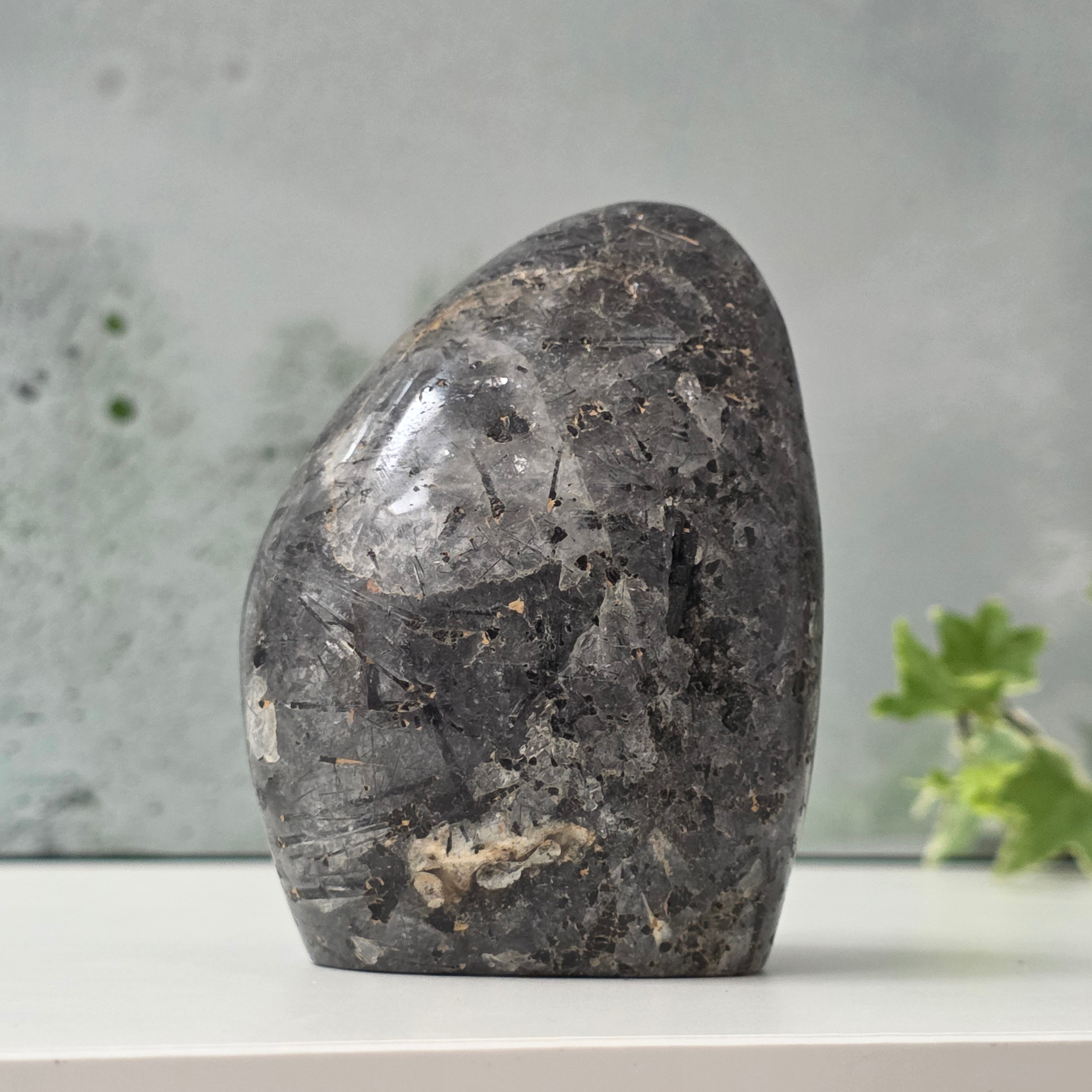 Turmalina neagra in cuart din Madagascar m2