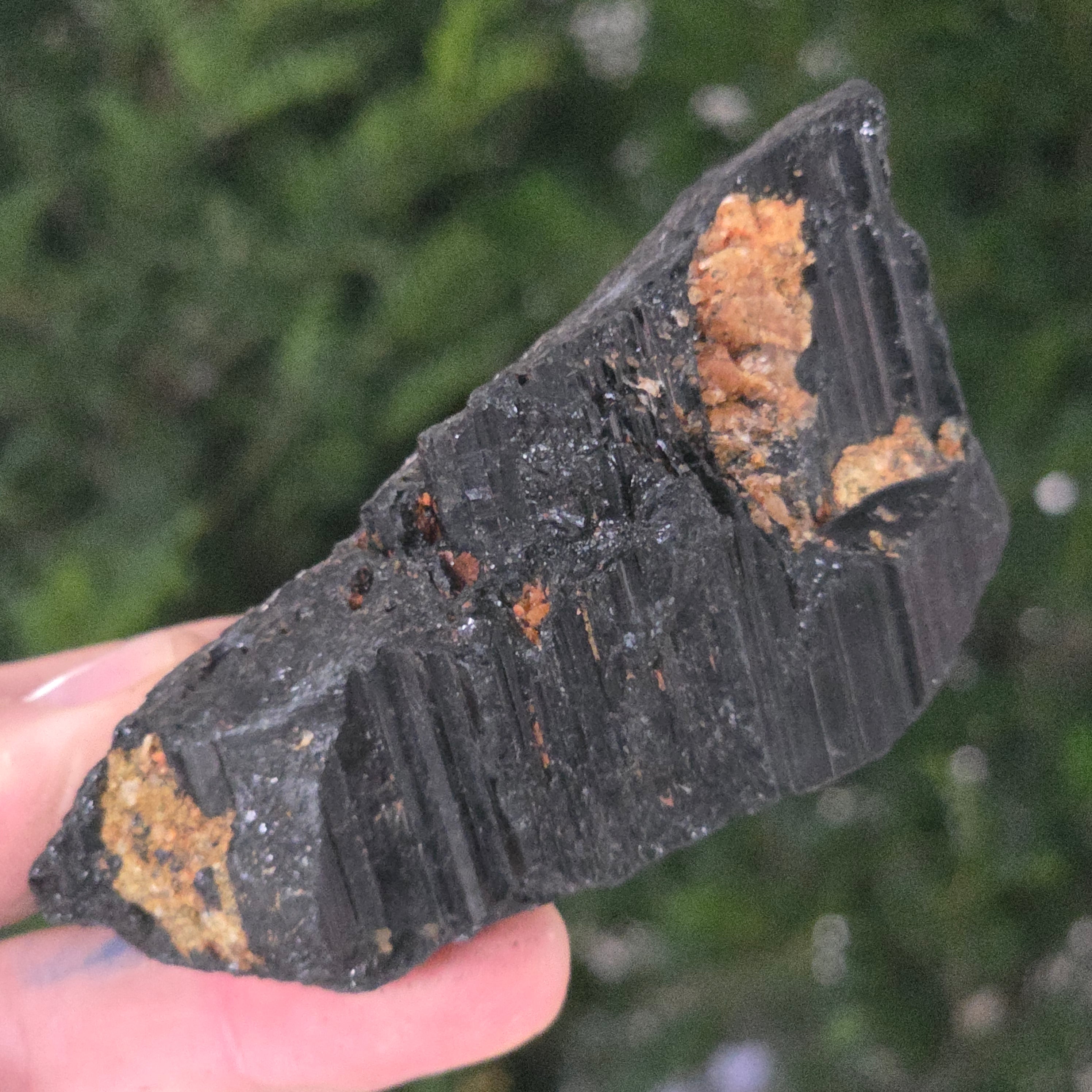 Turmalina neagra piatra bruta L1