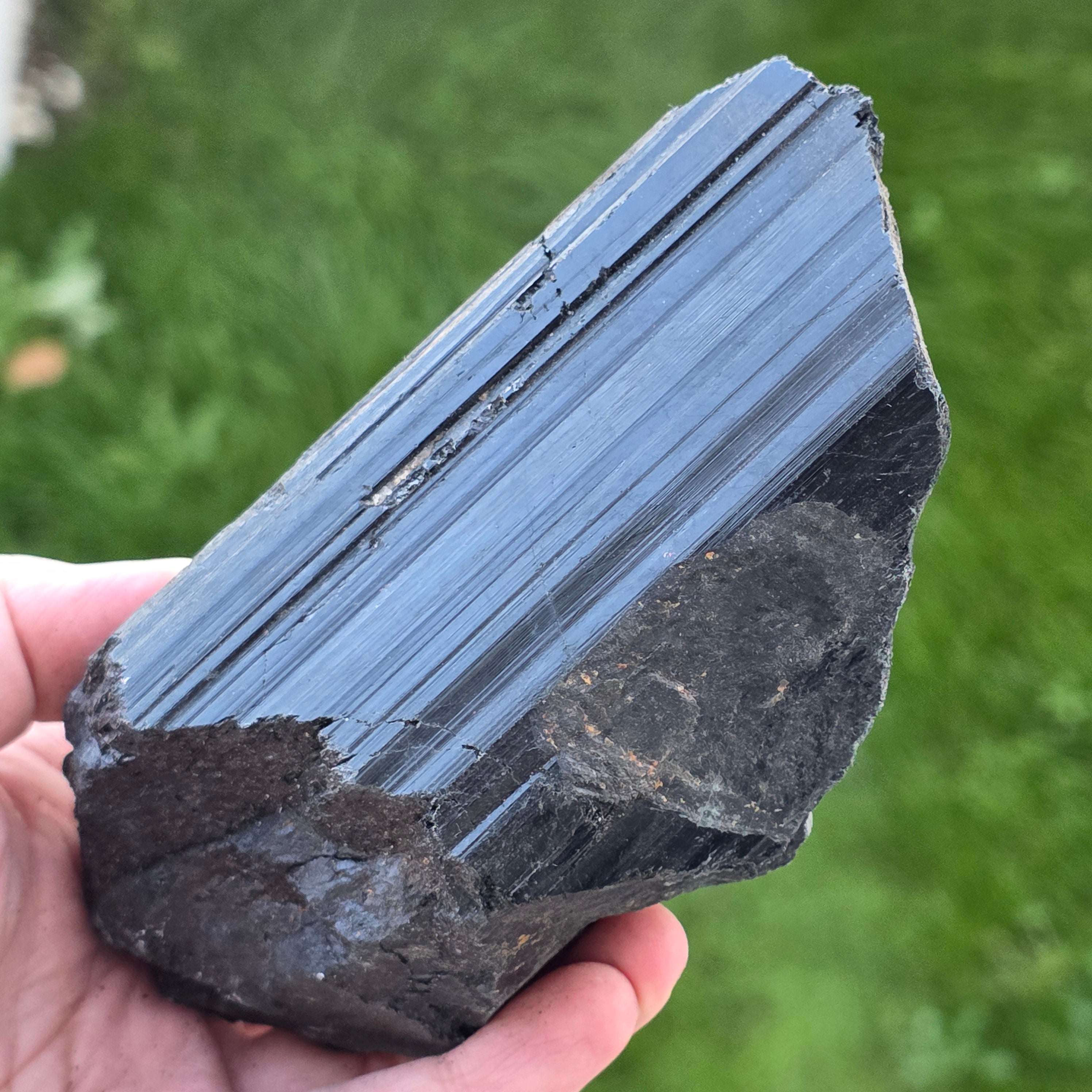 Turmalina neagra piatra bruta L11