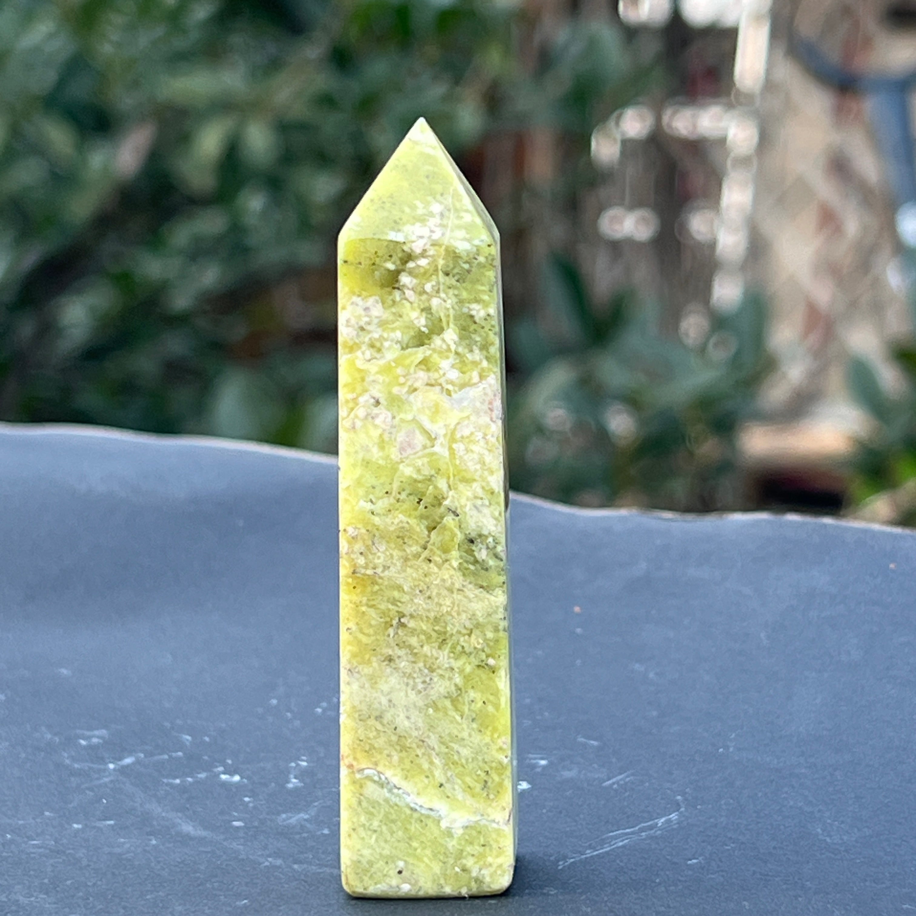 Turn/obelisc serpentin galben model 5