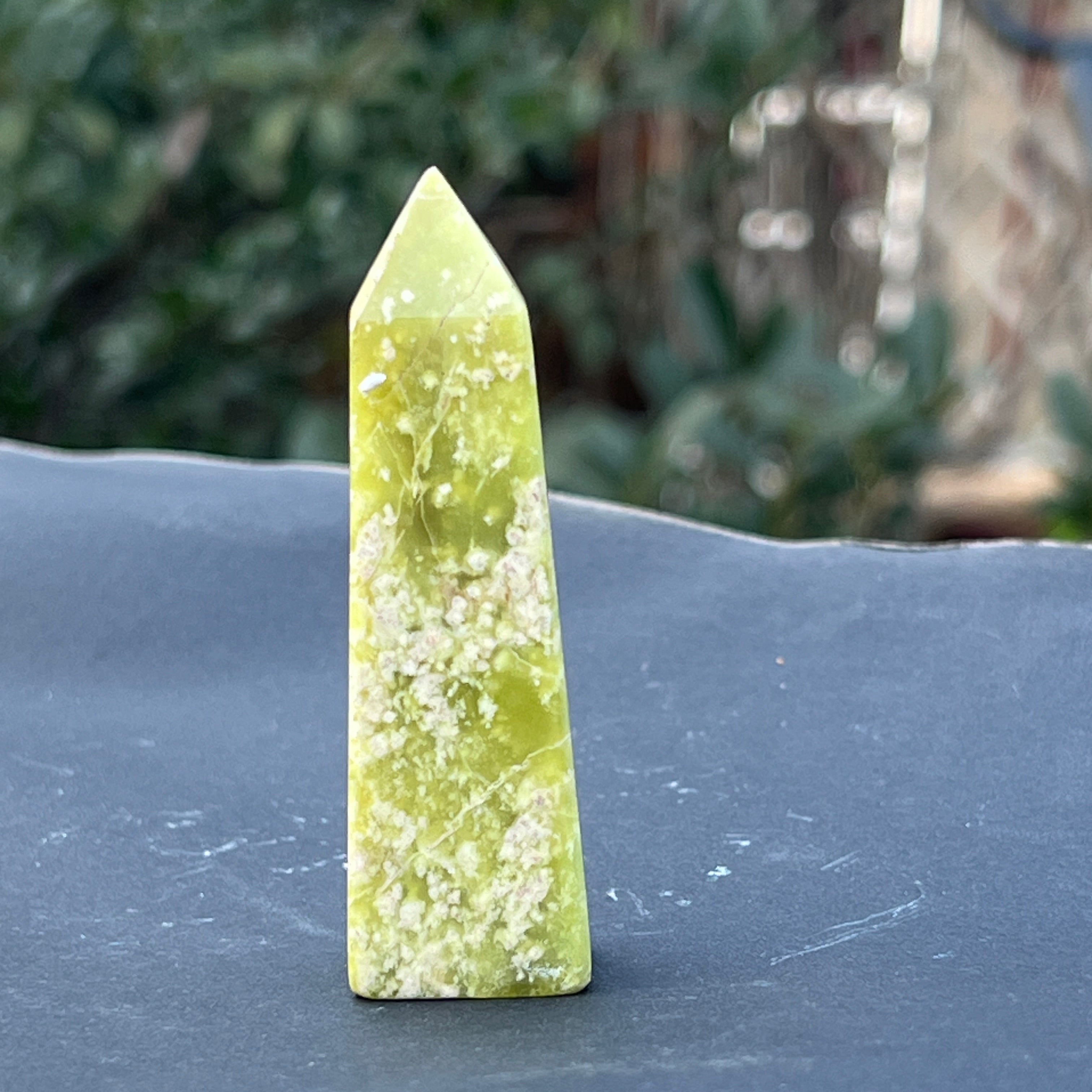 Turn/obelisc serpentin galben model 6