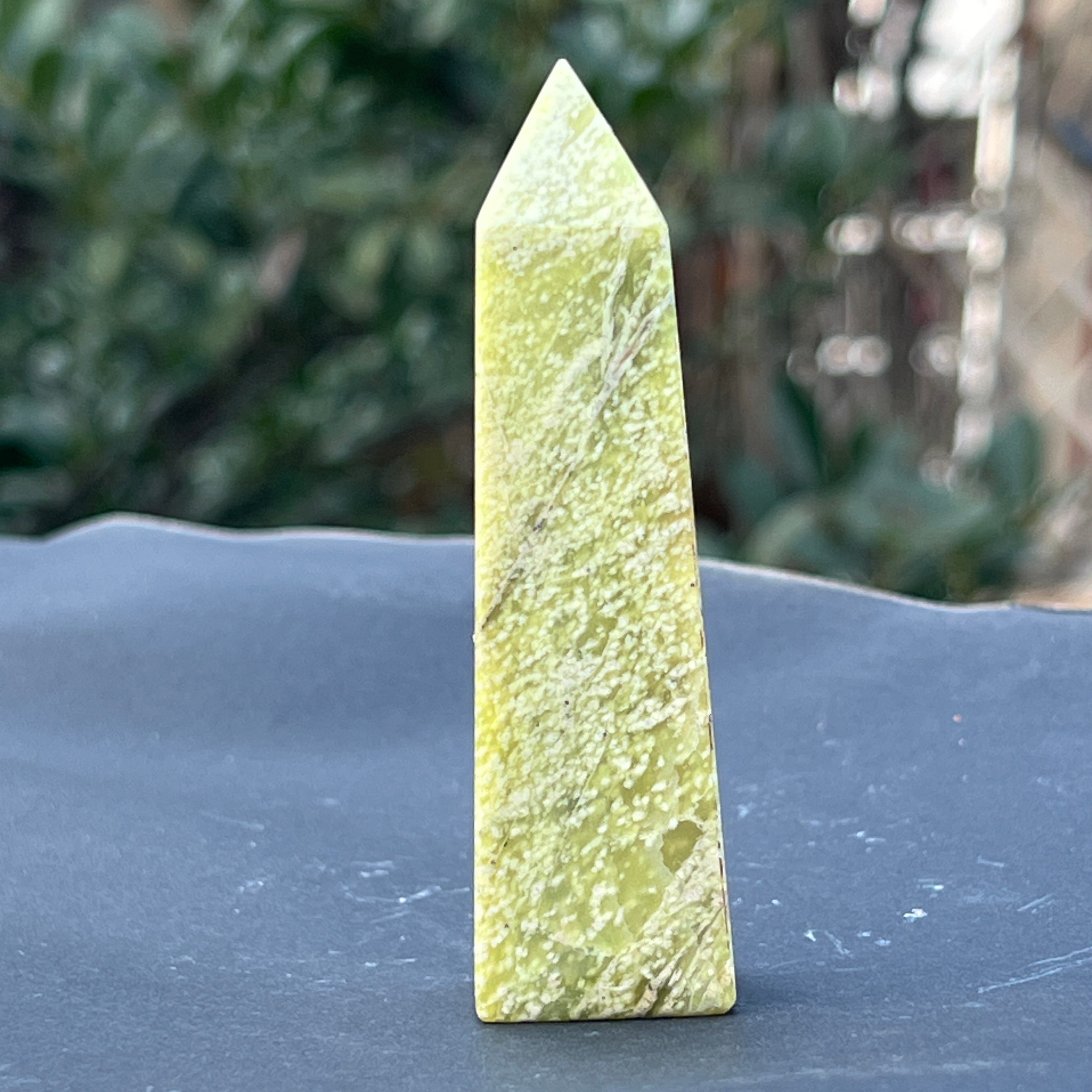 Turn/obelisc serpentin galben model 7