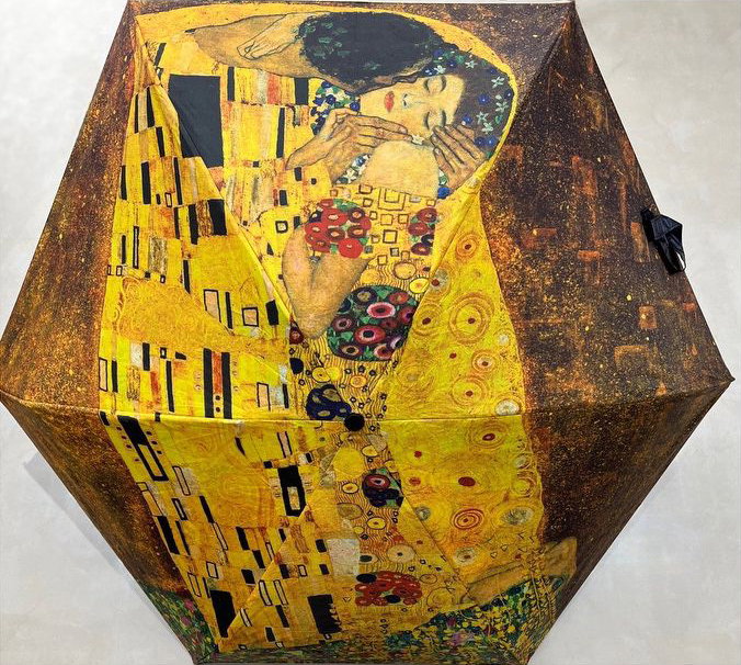 Umbrela de ploaie cu imprimeu reproducere dupa Sarutul a celebrului Gustav Klimt