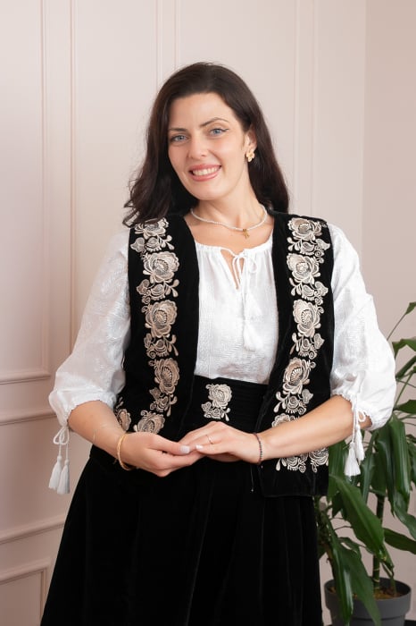 Vesta din catifea neagra cu motiv floral ivoire Catinca