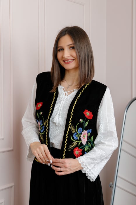 Vesta din catifea neagra cu motiv floral multicolor Loredana