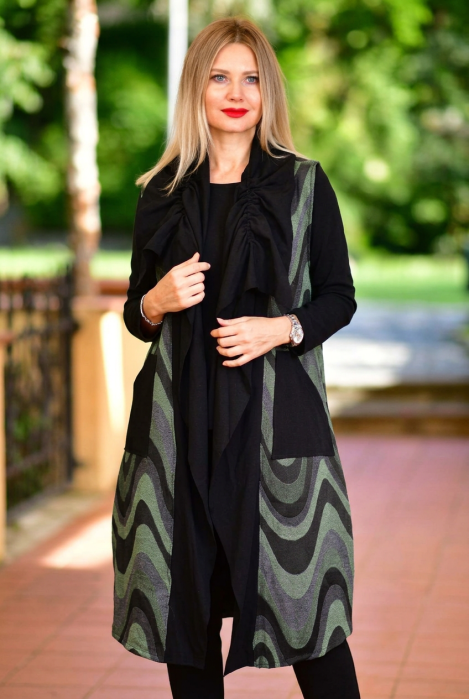 Vesta lunga statement din material tip brocart in nuante de verde cu guler negru asimetric