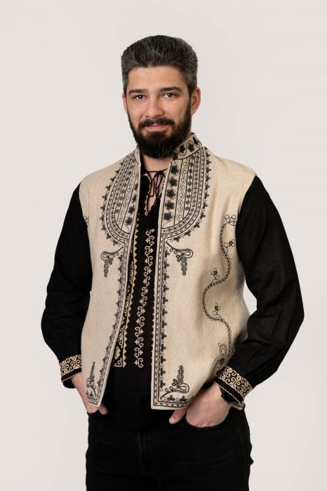 Vesta traditionala crem cu broderie florala neagra Catalin 01