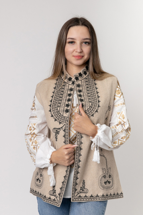 Vesta traditionala crem cu broderie florala neagra Catalina 01