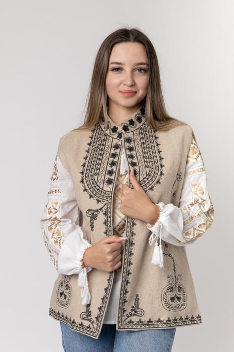 Vesta traditionala crem cu broderie florala neagra Catalina 01