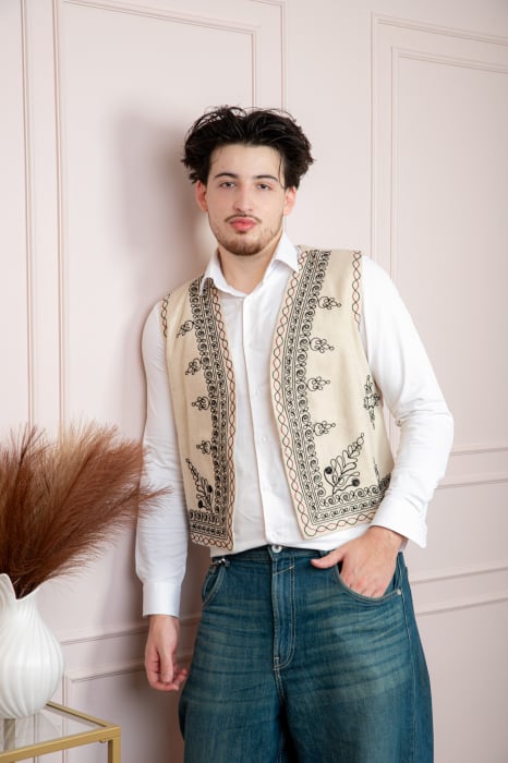 Vesta traditionala crem cu broderie florala neagra David