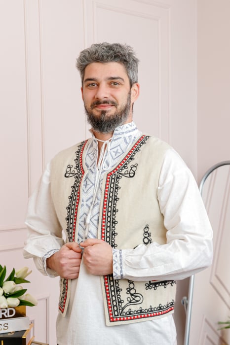 Vesta traditionala crem cu broderie florala neagra Nicolae