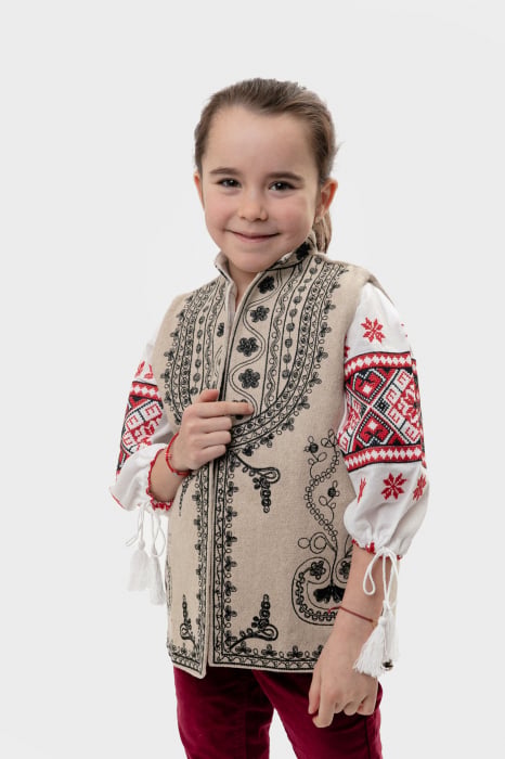 Vesta traditionala crem pentru fetite cu broderie florala neagra Catalina 01