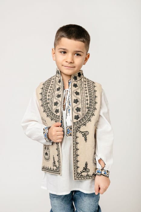 Vesta traditionala de baieti crem cu broderie florala neagra Catalin 01