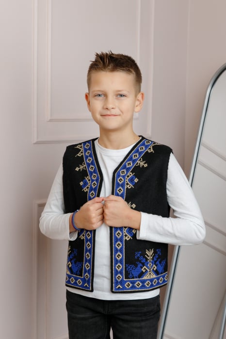 Vesta traditionala de baieti neagra cu broderie florala albastra Cezar