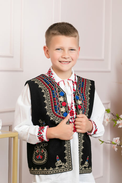 Vesta traditionala de baieti neagra cu broderie florala multicolora Catalin 02