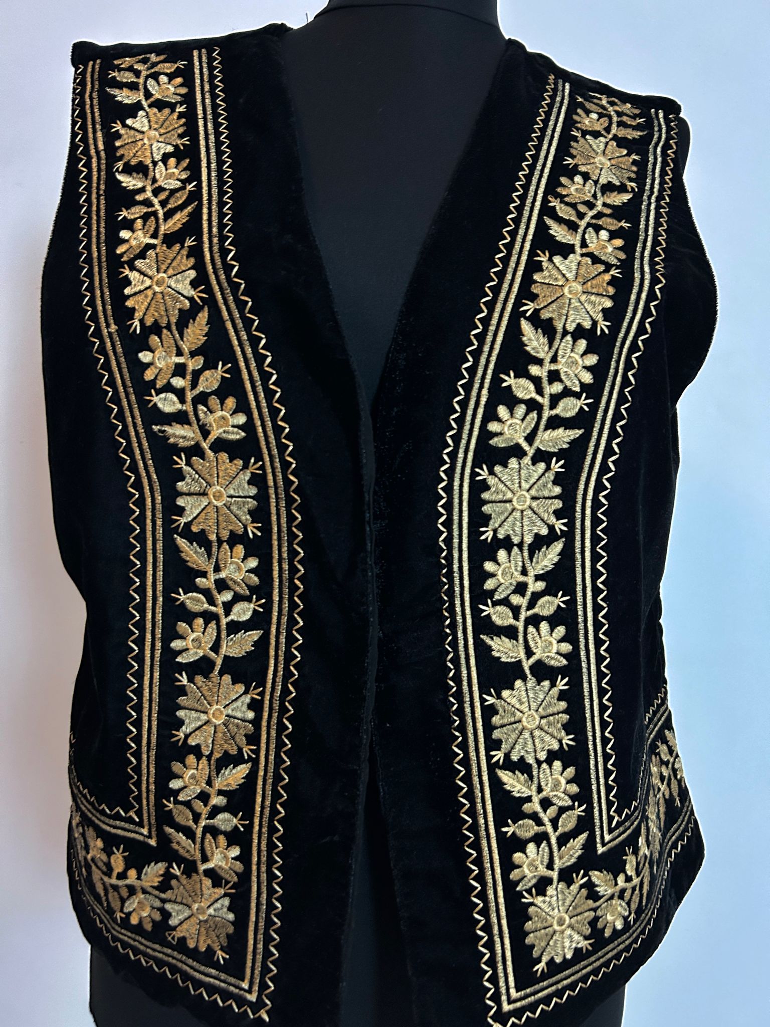 Vestă tradițională femei din catifea TM415 *motive florale* - XXL