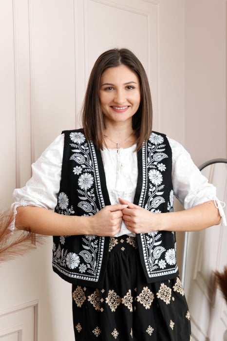 Vesta traditionala neagra cu broderie florala alba Anabela