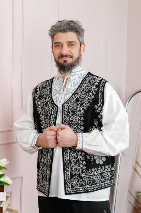 Vesta traditionala neagra cu broderie florala alba Claudiu