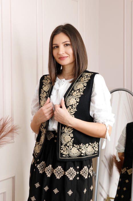 Vesta traditionala neagra cu broderie florala aurie Doinita