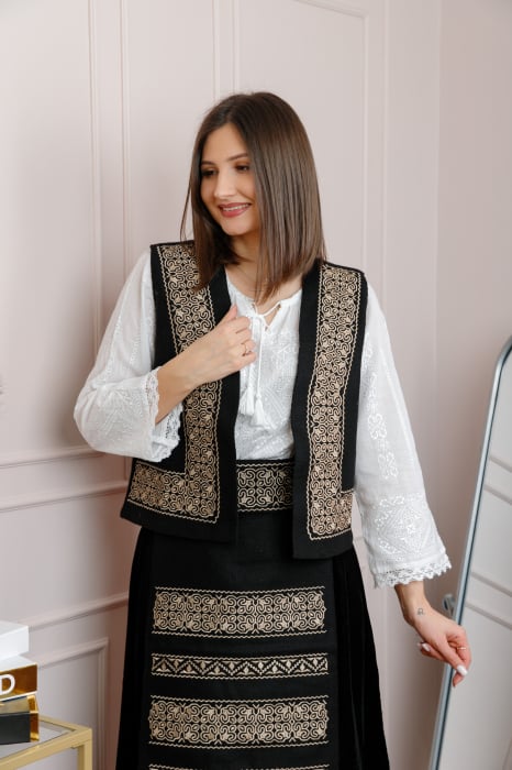 Vesta traditionala neagra cu broderie florala aurie Ruxandra