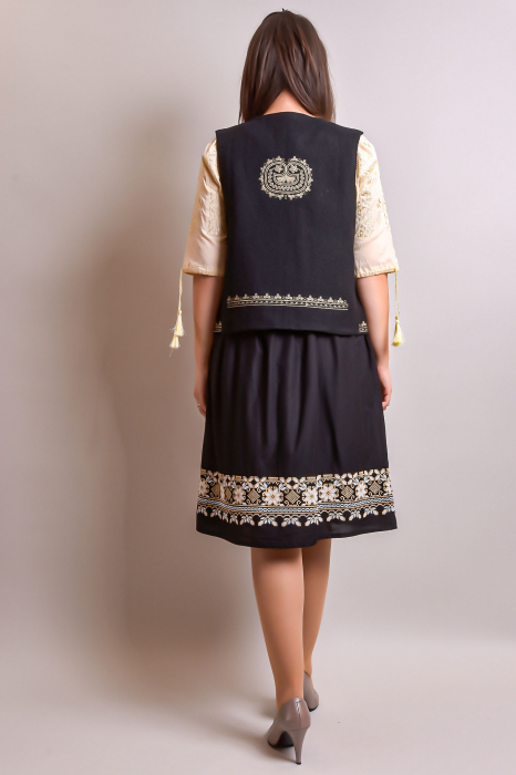 Vesta traditionala neagra cu broderie florala crem Emilia