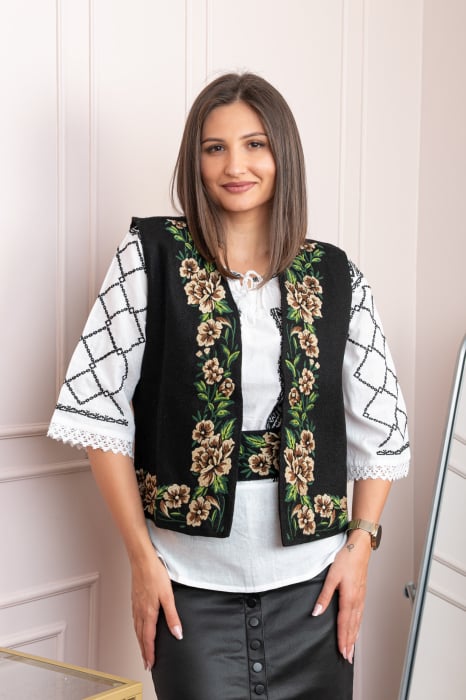 Vesta traditionala neagra cu broderie florala crem Ilona