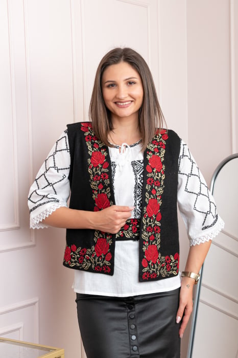 Vesta traditionala neagra cu broderie florala rosie Flora