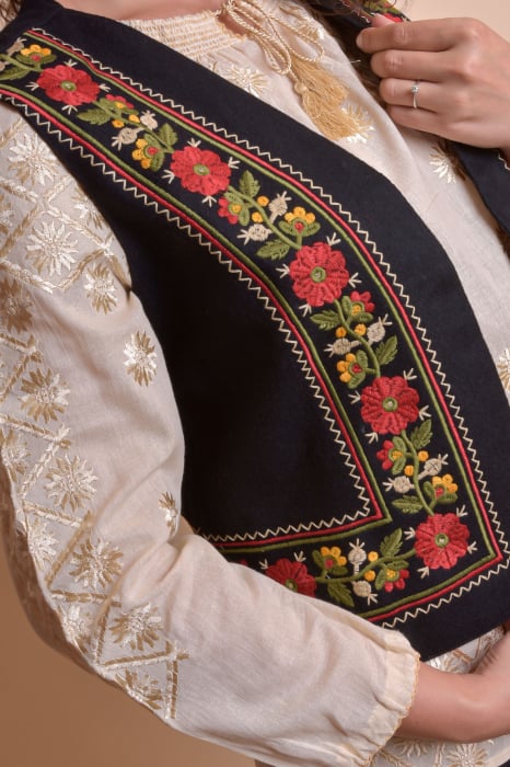 Vesta traditionala neagra cu broderie florala rosie Maria 01