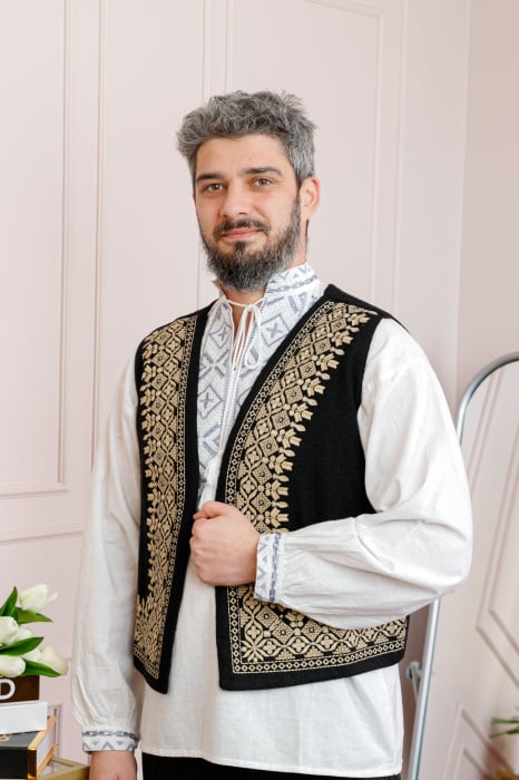 Vesta traditionala neagra cu broderie geometrica aurie Adrian