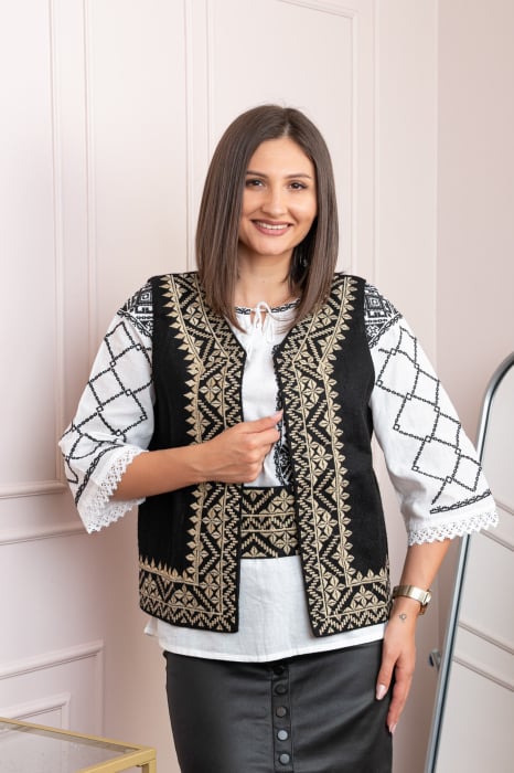 Vesta traditionala neagra cu broderie geometrica aurie Dorina