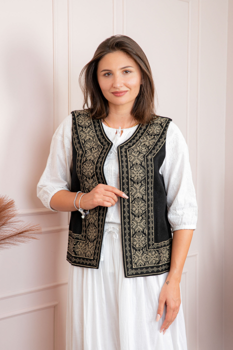 Vesta traditionala neagra cu broderie geometrica aurie Maia
