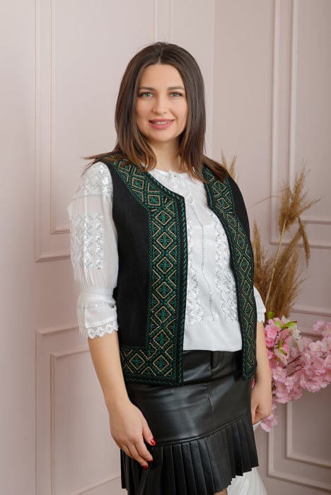 Vesta traditionala neagra cu broderie geometrica verde Andreea 01