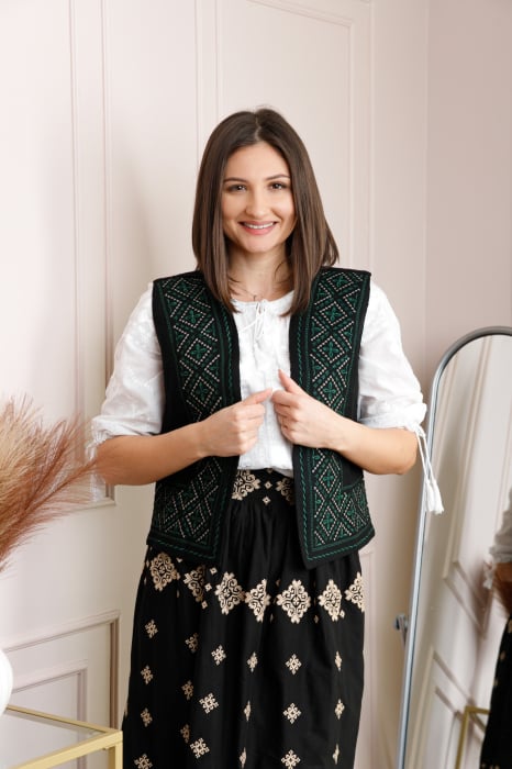 Vesta traditionala neagra cu broderie geometrica verde Andreea 02