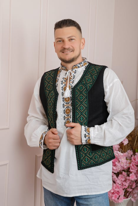 Vesta traditionala neagra cu broderie geometrica verde Andrei 01