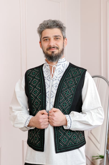 Vesta traditionala neagra cu broderie geometrica verde Andrei 02