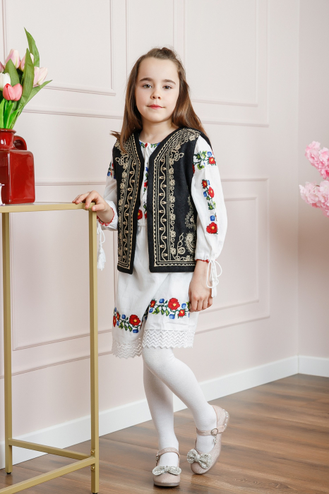 Vesta traditionala neagra pentru fetite cu broderie florala crem Emilia 01