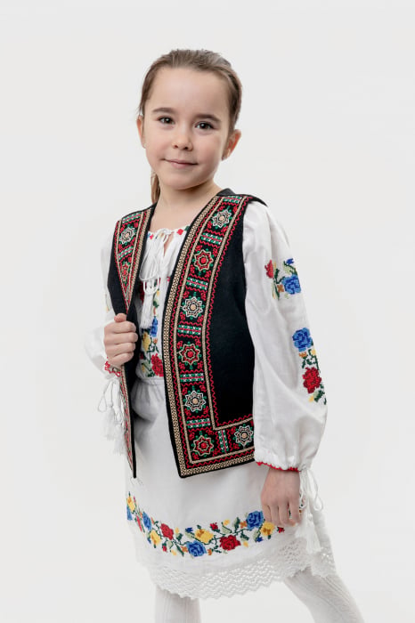 Vesta traditionala neagra pentru fetite cu broderie florala multicolora Emanuela