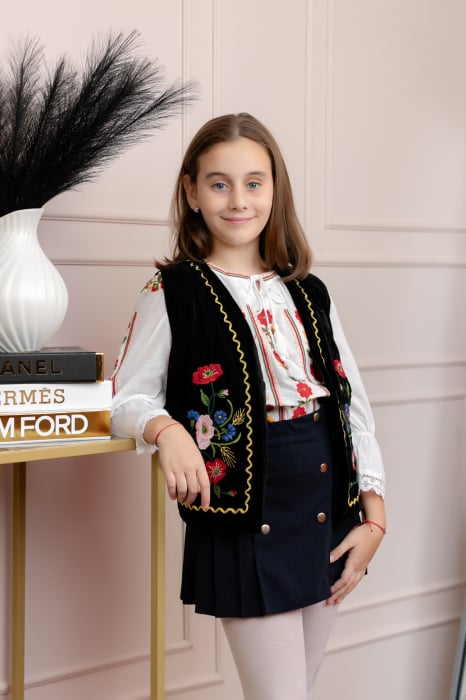 Vesta traditionala neagra pentru fetite cu broderie florala multicolora Laura