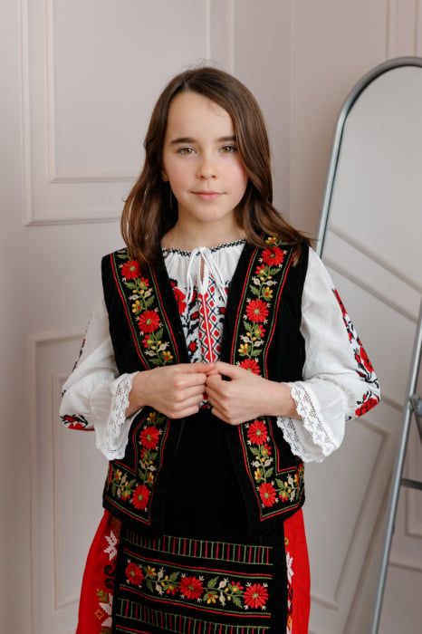 Vesta traditionala neagra pentru fetite cu broderie florala rosie Sonia 02