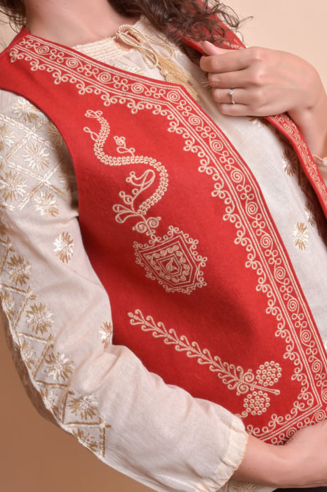Vesta traditionala rosie cu broderie florala crem Ioana