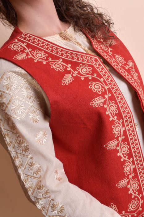 Vesta traditionala rosie cu broderie florala crem Silvana
