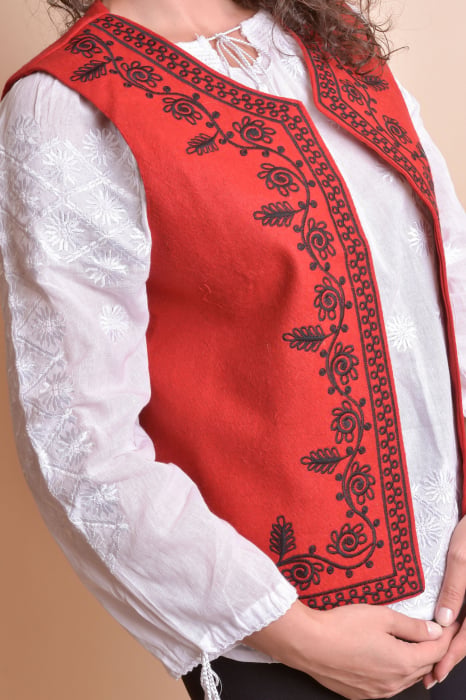 Vesta traditionala rosie cu broderie florala neagra Ramona